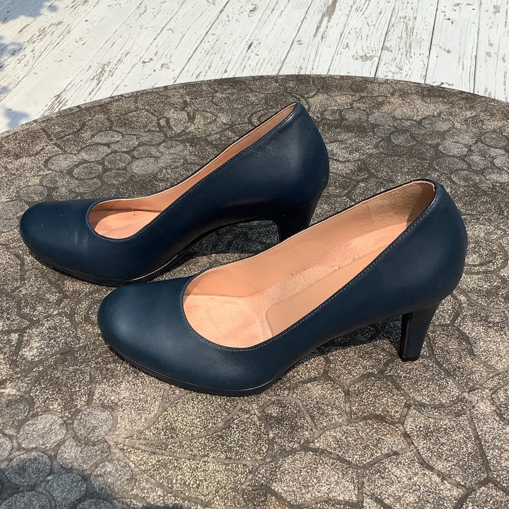 Naturalizer Navy Pumps